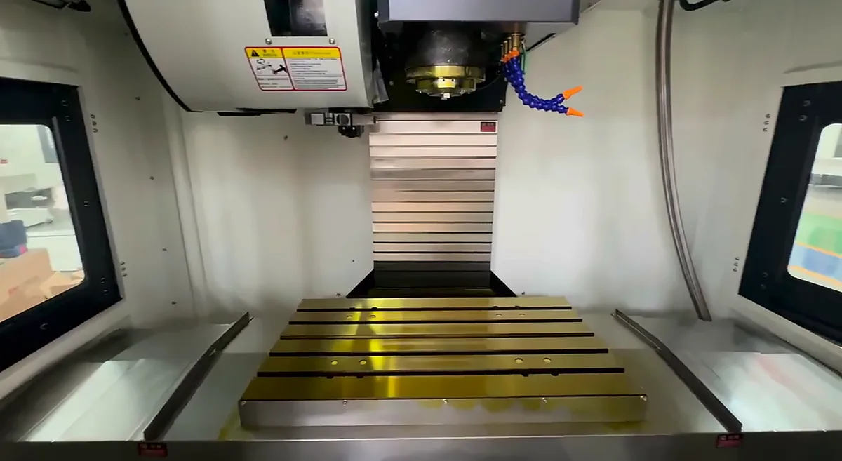 VMC866 working area with the 1000×550 mm table and BT40 spindle